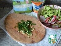     Зелень нарубить с чесноком.