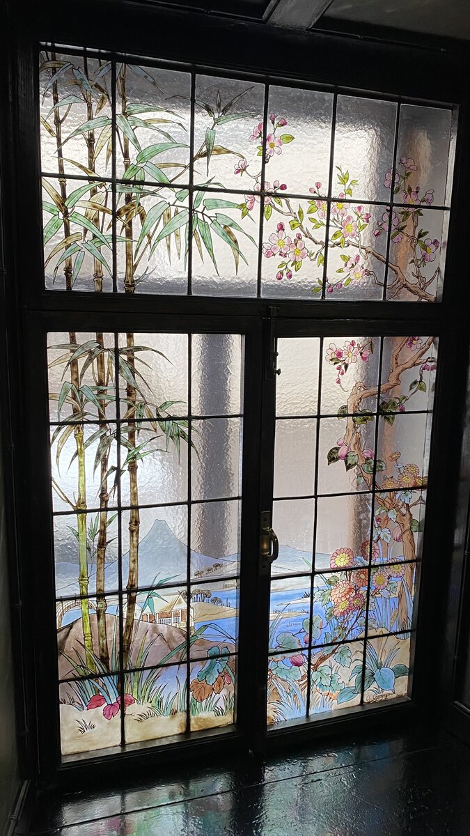 Витражные окна в парадной с китайскими мотивами
