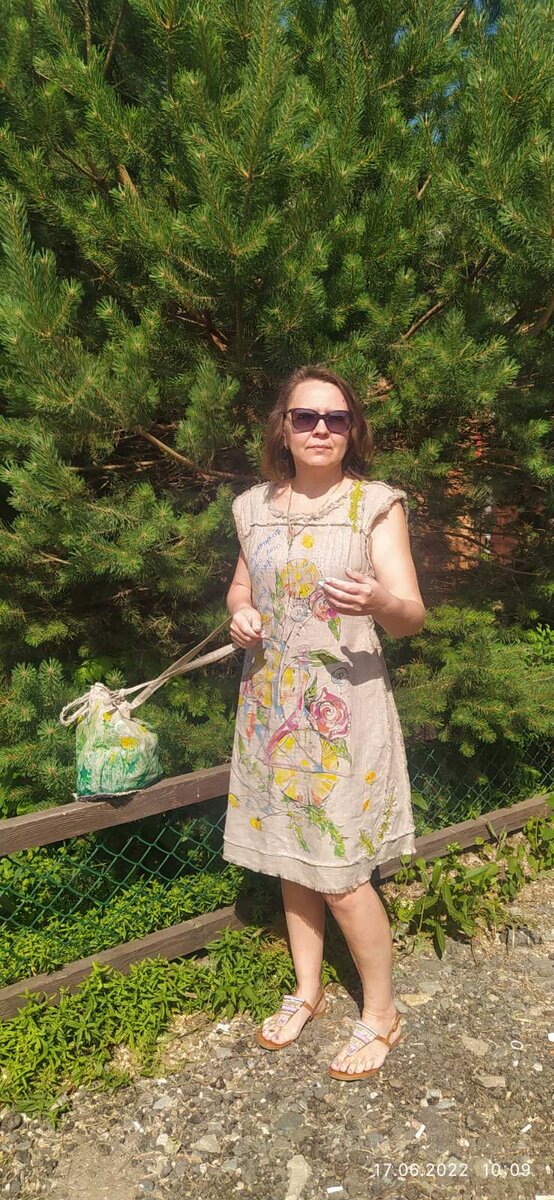 Как- то давно ( кажется, ещё зимой) обмолвилась про это 👗. Но тогда не представилось возможным- показать его, т.к.  оно было убрано до начала сезона.  Это - не секонд. Это ручная работа, сшитая из небеленого льна. Куплено за недешево.