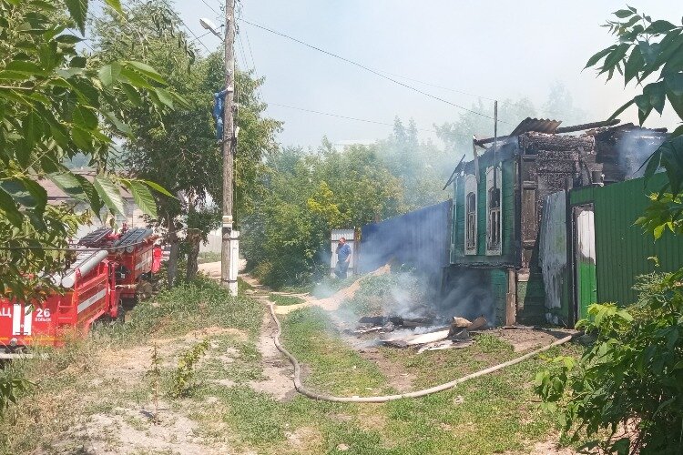 Вольск неделя. Пожар в Вольске. Пожар в горах. Пожар на Октябрьской набережной сейчас. Сгорел дом Вольск.