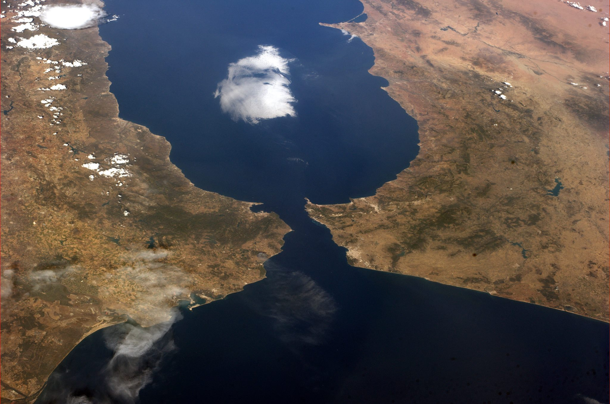 Гибралтарский пролив. Гибралтарский пролив и Средиземное море. Гибралтарский пролив (Испания — Марокко). Гибралтарский пролив вид из космоса. Пролив между озерами