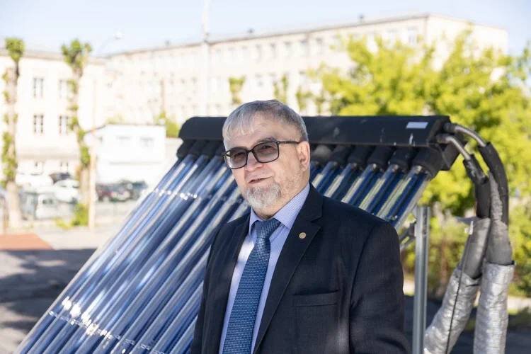 Молодые исследователи разработали конструкцию фотоэлектрических преобразователей под руководством Владимира Велькина. Фото: Илья Сафаров.