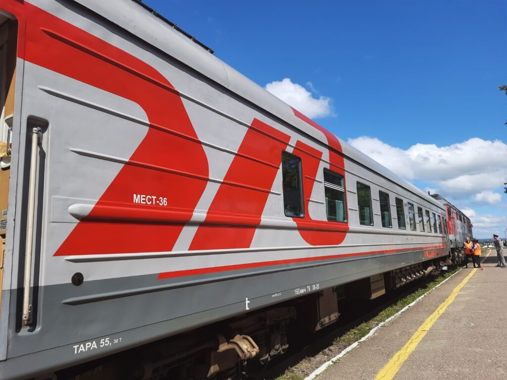 Поезд №79/80 сообщением Калининград – Петербург на станции Новосокольники