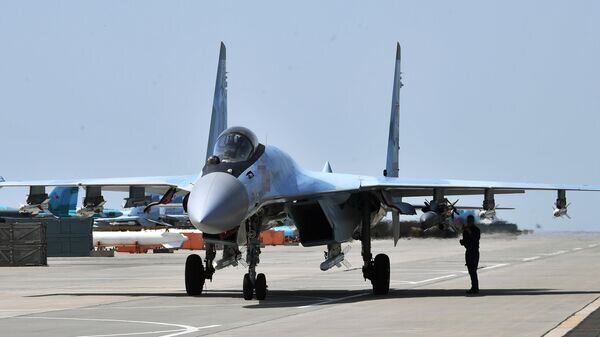    Многоцелевой истребитель Су-35 ВКС России, задействованный в специальной военной операции, на аэродроме базирования© РИА Новости