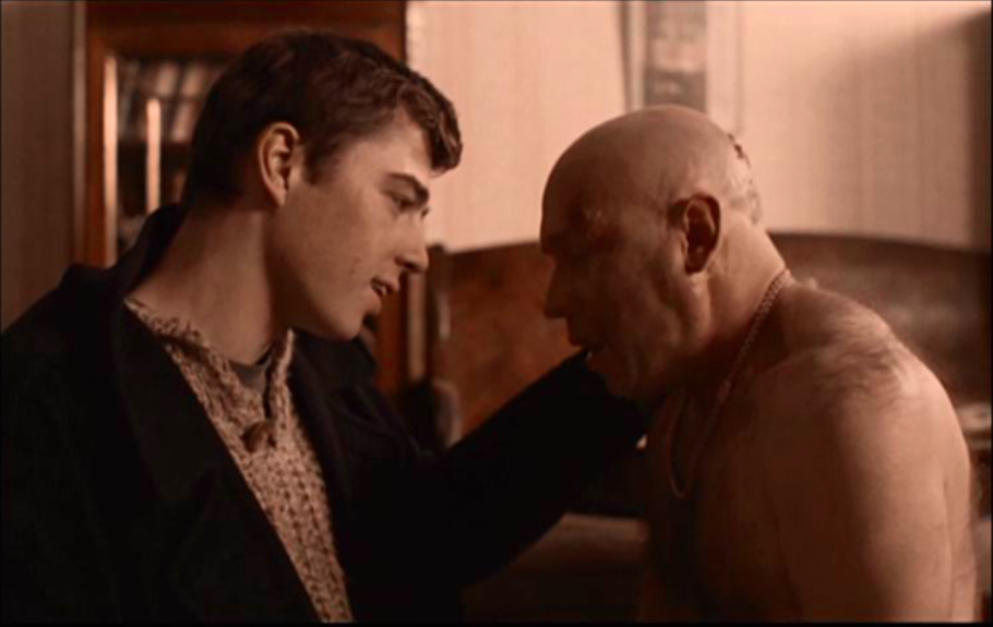 "Ты брат мой! Ты же мне вместо отца был. Я же тебя папой называл. Что ты?!" Кадр из фильма "Брат" (1997)