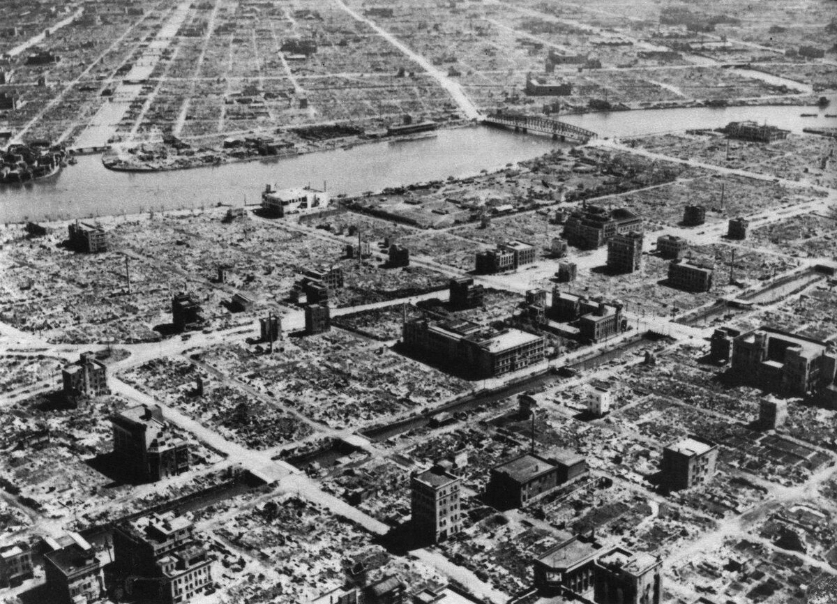 Неядерные бомбардировки Токио в 1945 году унесли еще больше жизней, чем ядерные удары