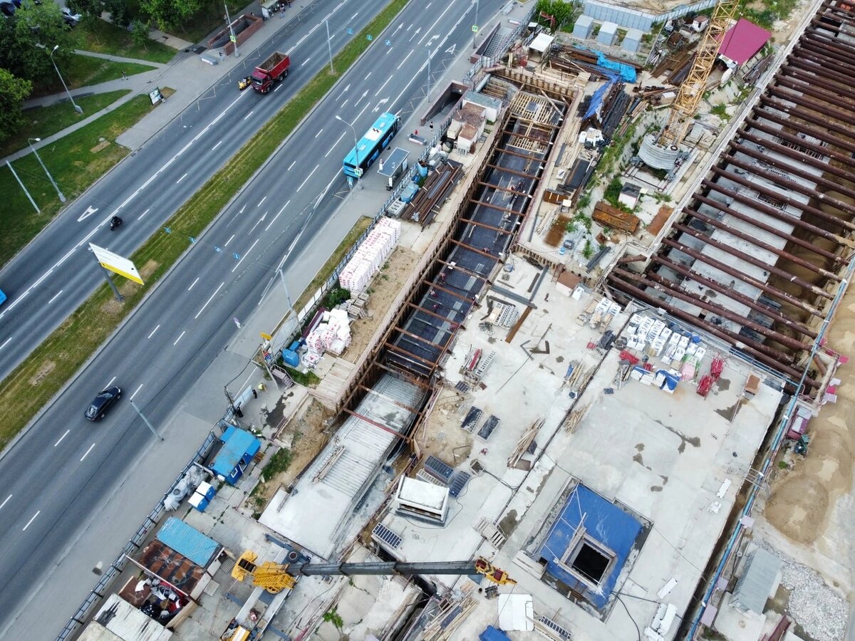 📷 3: Южный вестибюль – идëт строительство выхода в город и подходного коридора к существующему подземному пешеходному переходу под Дмитровским Шоссе, лестничные сходы которого также будут использоваться для последующего входа в метро.