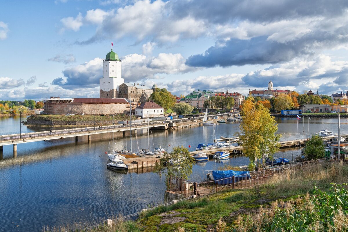 Выборг исторический центр. Выборк. Выборг исторический центр. Выборг центр города. Выборг крепость набережная.