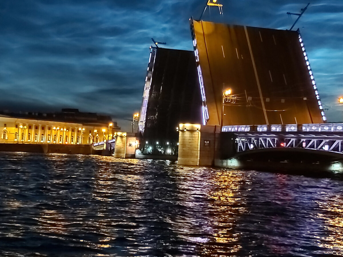 Нева, Дворцовый мост, невероятно красивое небо...