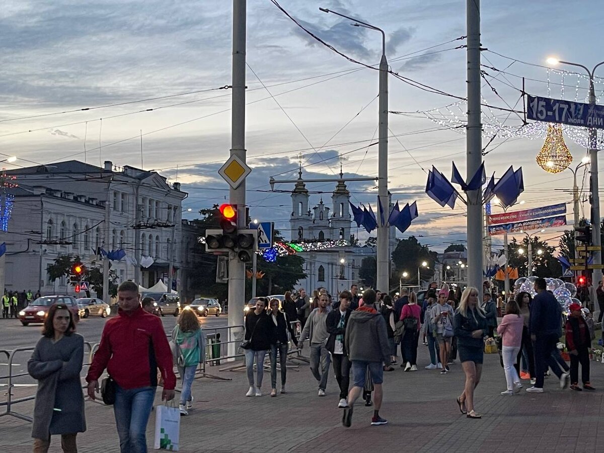 Столько людей гуляют по городу. Посмотрите, какая красивая церковь и небо! А еще мы услышали невероятный колокольный звон. Его можно услышать у меня во влоге.