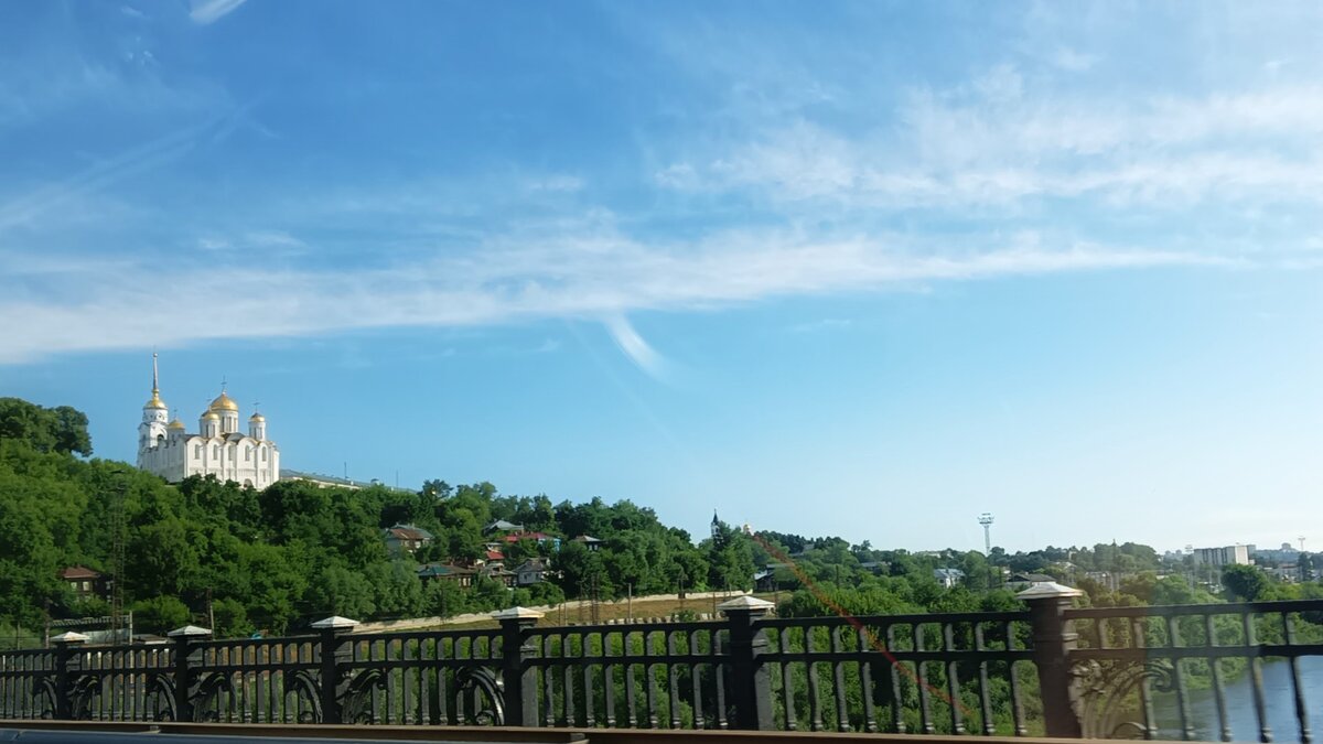 Вид с моста через Клязьму на Успенский собор во Владимире