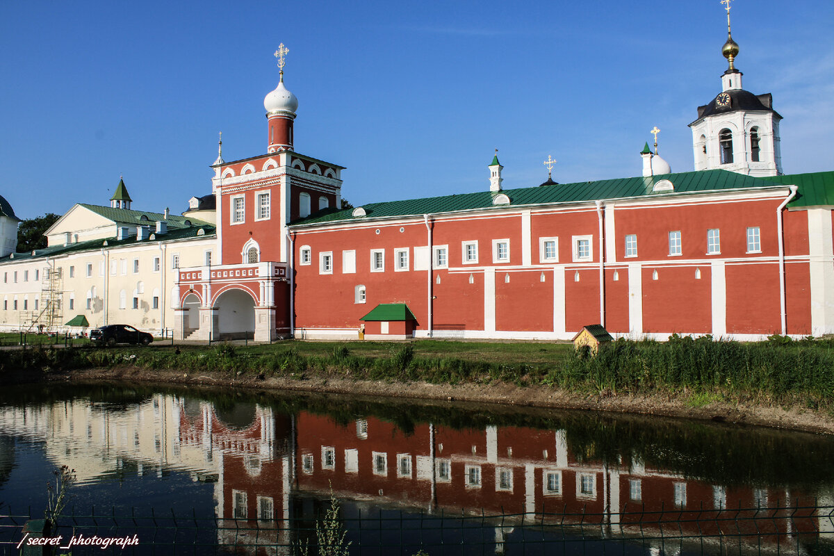 По центру западной части располагаются Святые врата с надвратной Преображенской церковью 17 века. А правая краснокирпичная часть - это стена Настоятельского корпуса и Казначейства
