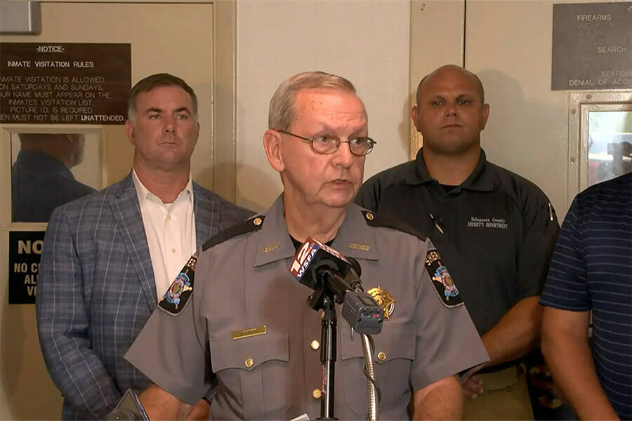 «Ужасно иметь место преступления такого рода», — сказал шериф Джимми Эббетт.