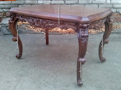 Журнальный столик на гнутых ножках кабриоль