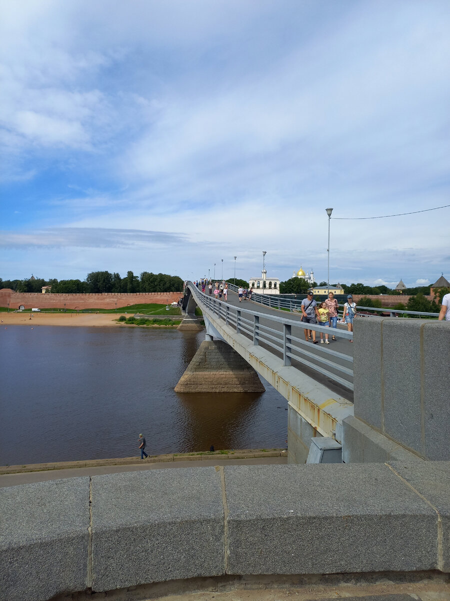Горбатый мост через реку Волхов