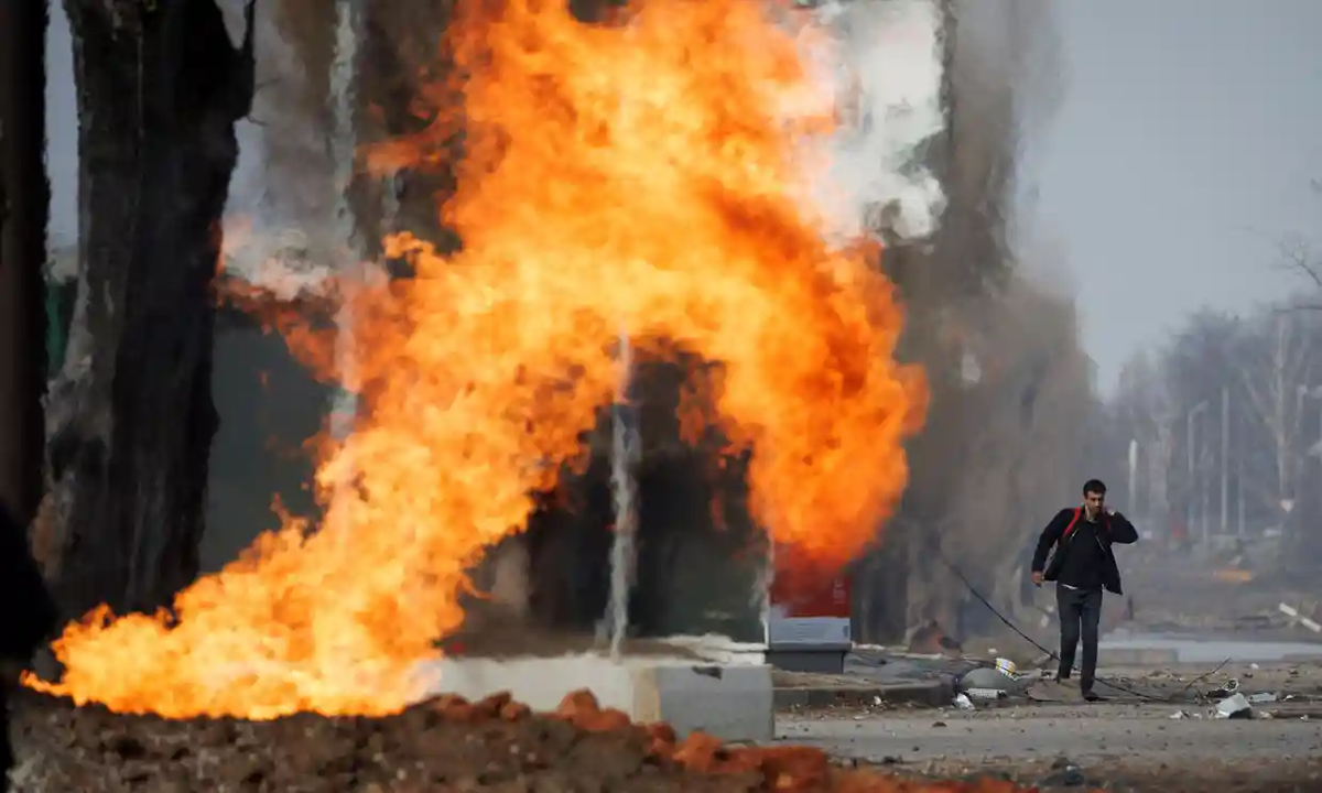 Газопровод на севере от Харькова горит после попадания в него после обстрела с российских позиций. Фотография: Томас Питер/Reuters