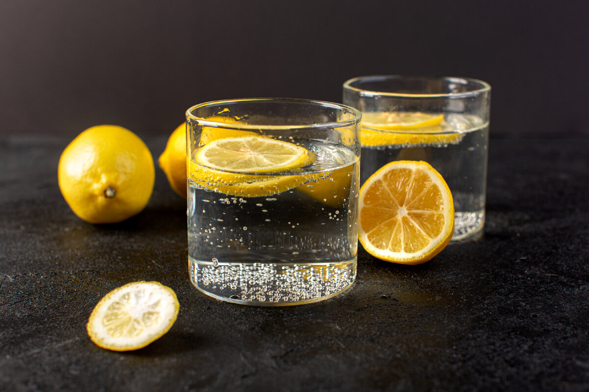 Натощак воду с лимоном можно. Стакан воды с лимоном. Стакан с лимоном. Вода с лимоном Эстетика. Стакан лимонной воды.