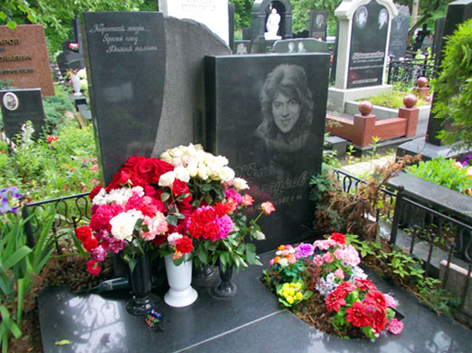 Женя белоусов биография и личная жизнь причина. Женя Белоусов Кунцевское кладбище. Могила жени Белоусова.