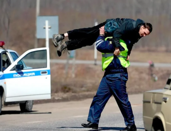 Очередные санкции от ГИБДД, что подготовили для нас в очередном своде правил. 
Когда-то давно я проходил учебу в автошколе, этим занимается большинство нынешних водителей. Да вот только я никогда и предположить не мог, что все та информация, которая нам давалась, окажется бесполезной. А ведь так сейчас и получается, ведь для нас с вами подготовили новое ПДД, которое уже совсем скоро вступит в законную силу.

Если посмотреть на то, что для нас готовят, то очевидно, что основные изменения коснутся именно технического осмотра и особенностей движения. Но и в правилах регистрации автомобиля есть изменения, которые стоят вашего внимания.

Если вы считаете, что новые нормы создадут более благоприятную среду и для пешеходов, и для автомобилистов, то ваше мнение ошибочно. Дело в том, что в данном своде правил отсутствует какая-либо конкретика, а значит и трактовать все сотрудники ГИБДД их будут по-своему.

А это уже может породить настоящий беспредел и очередную волну коррупции. Например, в новом своде правил появились санкции за несвоевременную смену шин автомобиля. Это уже настоящее благодатное поле для взяточничества. Дело в том, что собираются ввести определенные нормы, которые будут отличаться от региона к региону. И если вы заедите в тот регион, где другой график смен шин, то можете попасть под горячую руку инспектора.

Такая же ситуация и с очисткой фар. Сомневаюсь, что те люди, у которых слегка загрязнены фары могут представлять собой угрозу для дорожного движения. А вот для наших сотрудников ГАИ это очередной повод наполнить казну или карман.

И если вам недостаточно того, что я вам перечислил, то вы можете самостоятельно ознакомиться с этой информацией в интернете. И теперь назревает вопрос: неужели стали так сильно заботиться о безопасности? Как мне кажется, это лишь новая причина для появления коррупции.