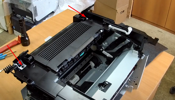 Фото 59. Расположение винтов, закрепляющих плату факса