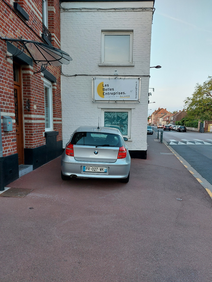 Никому ведь не мешает автомобиль посреди дороги?