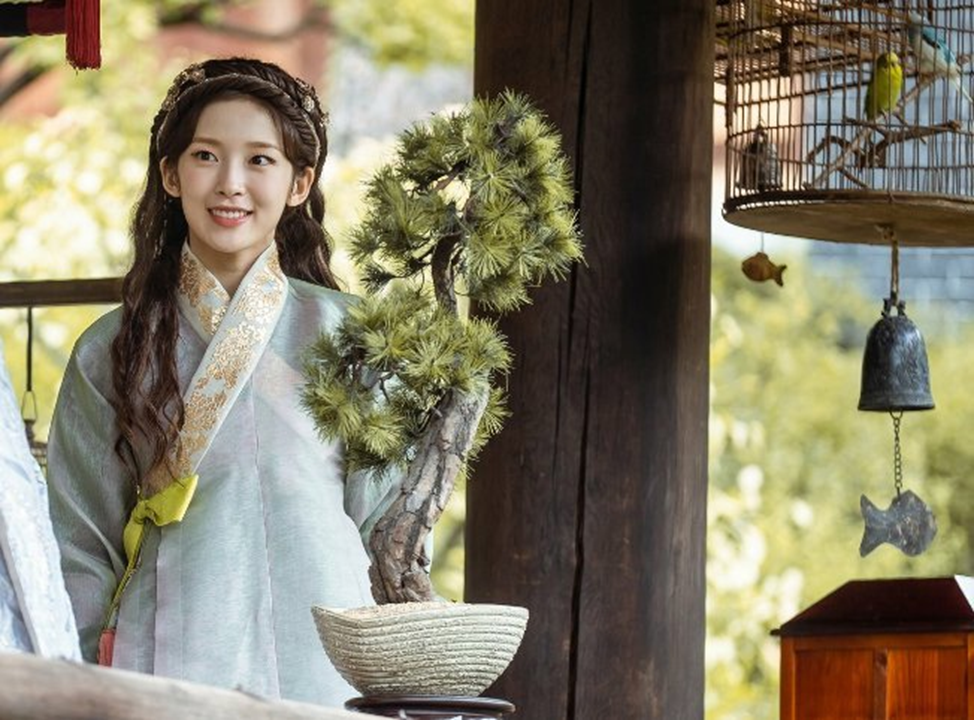 Чхве Йе Вон в роли Джин Чо Ён ("Весна" страны Дэхо)