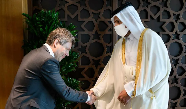 Министр Хабек просит газ. Интересно, как Шольц будет просить? Только не вспоминайте про колени (фото с сайта 123ru.net)