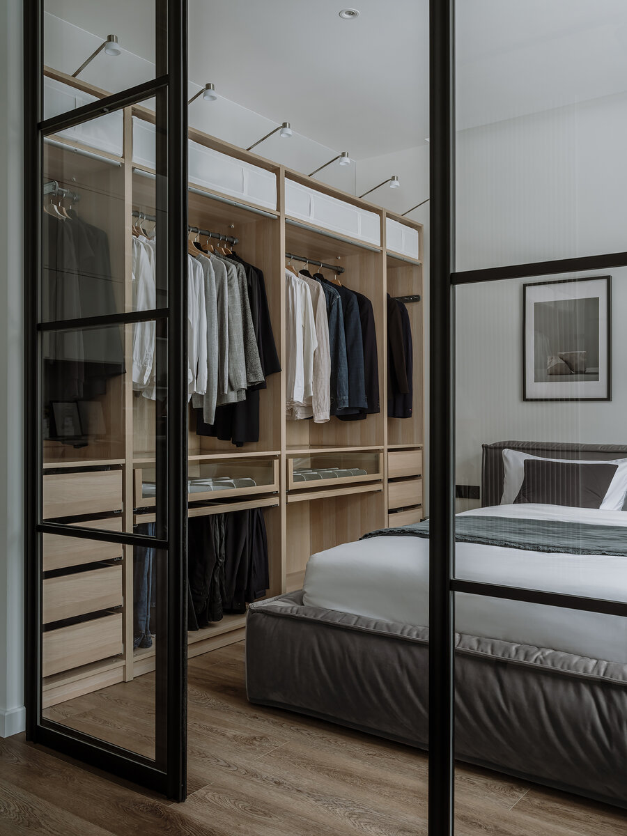    Спальня, фрагмент. От гардеробной заказчики решили отказаться в пользу двух больших шкафов — один находится в спальне, другой в прихожей., фото: Ольга Шангина-Лестерлен