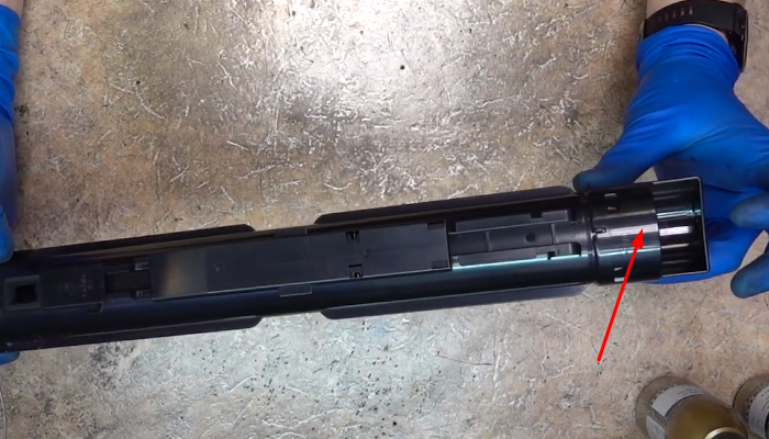 Фото 6. Можно снять указанную крышку, которая закреплена на фиксаторах, и заправить через отверстие под ней