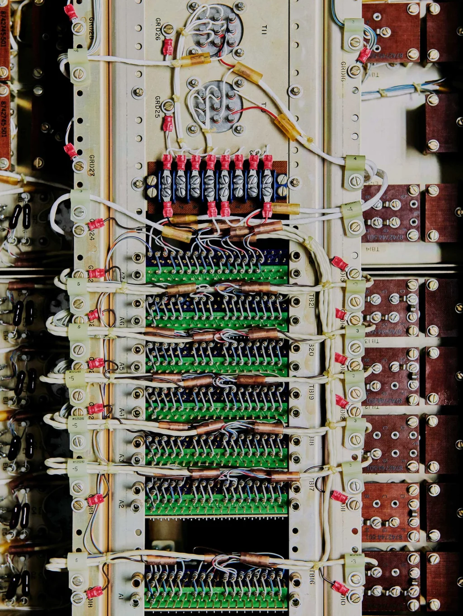 Приемник  и передатчик, используемые в капсуле центра управления запуском  производства компании Hughes Aircraft Co., которая уже несколько  десятилетий не существует.