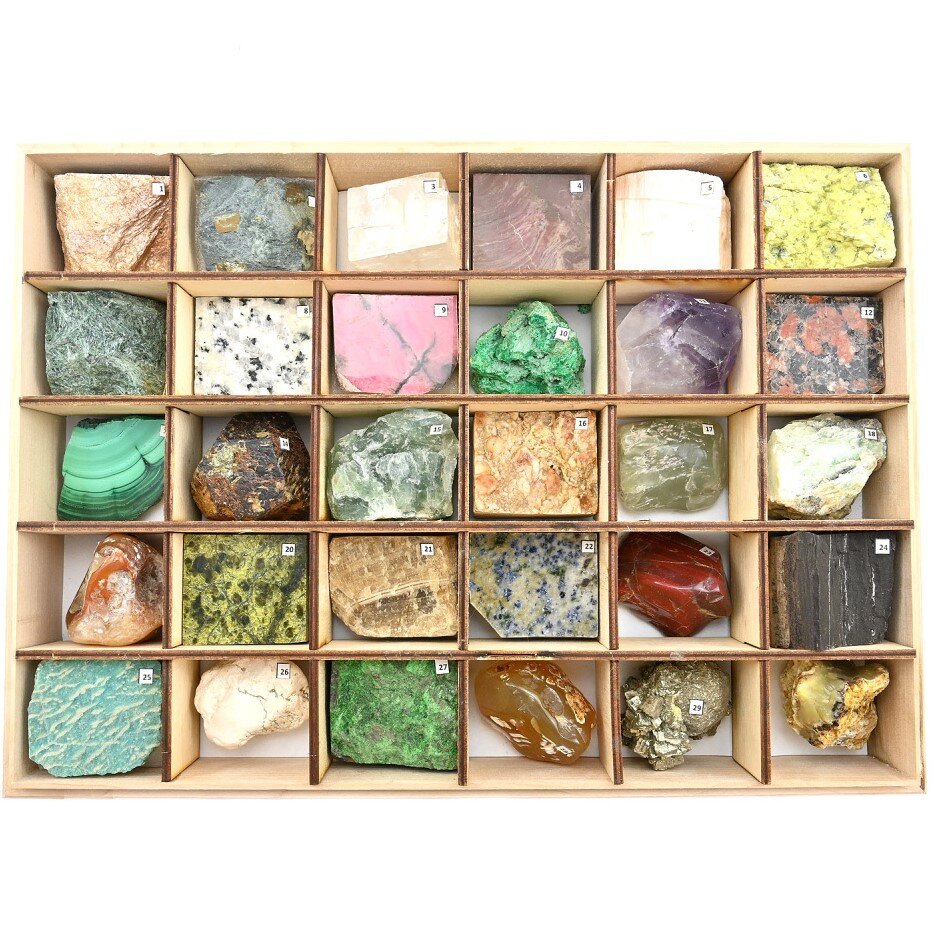 В коллекции собраны следующие минералы и горные породы: 1 - Авантюрин; 2 - Пирит в хлоритовом сланце; 3 - Исландский шпат; 4 - Лемезит; 5 - Гипс селенит; 6 - Антигорит; 7 - Клинохлор"; 8 - Гранит (светло серый); 9 - Родонит; 10 - Гарниерит (никелевая руда); 11 - Аметист; 12 - Гранит красный; 13 - малахит; 14 - Гранит; 15 - Флюорит; 16 - Кварц; 17 - Празем (кварцевый кошачий глаз); 18 - Тальк; 19 - Агат; 20 - Змеевик; 21 - Оникс мраморный; 22 - Содалит; 23 - Яшма; 24 - Окаменелое дерево; 25 - Амазонит; 26 - Магнезит; 27 - Уваровит на хромите; 28 - Сердолик; 29 - Пирит-марказитовая конкреция; 30 - Амазонит.