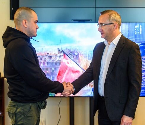   Губернатор Владислав Шапша напутствовал добровольца Георгия Кантарию на участие в специальной военной операции Пресс-служба правительства Калужской области
