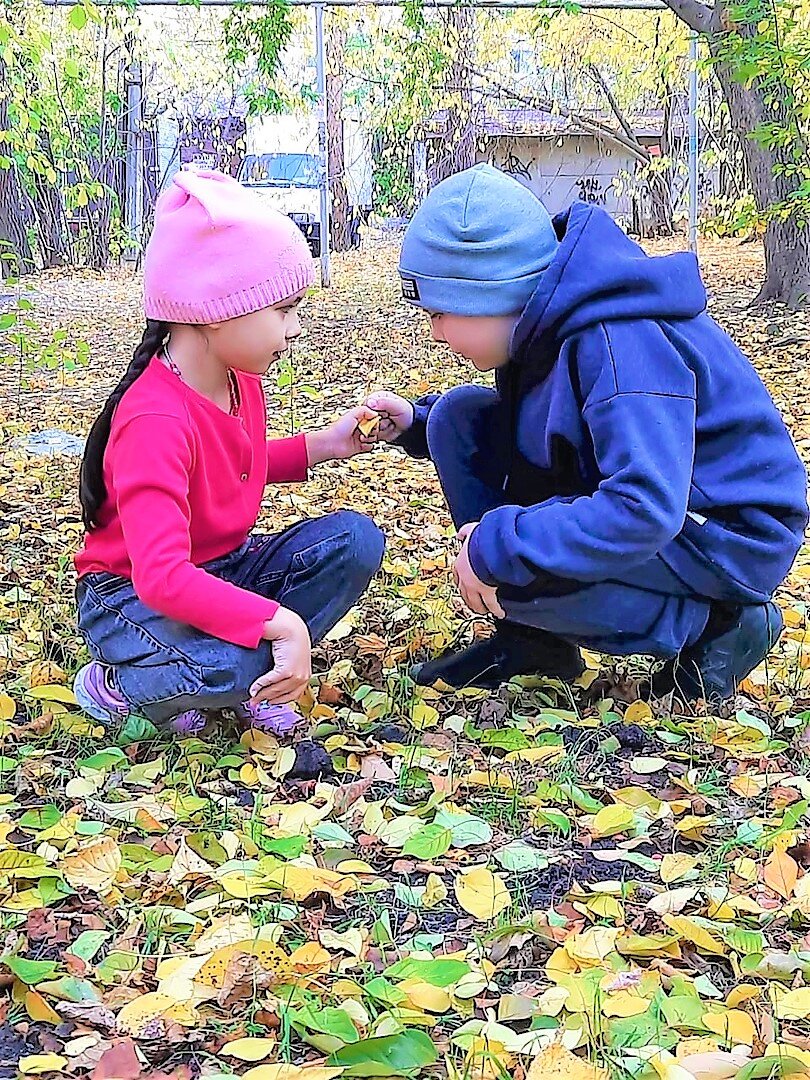 Роберт с сестрёнкой Ренатой. Она всегда заботится о брате, и старается не отходить от него.