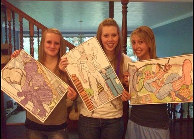 Слева направо: Саванна Вебстер, Келси Вебстер и Эсса Рикер, на фото в Facebook. 15-летние Рикер и Келси Вебстер погибли после наезда грузового поезда в каньоне Спэниш-Форк в субботу вечером. Саванна Вебстер находится в критическом состоянии. 