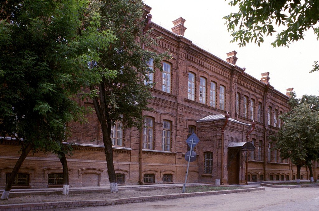 здание бывшей женской гимназии в наши дни