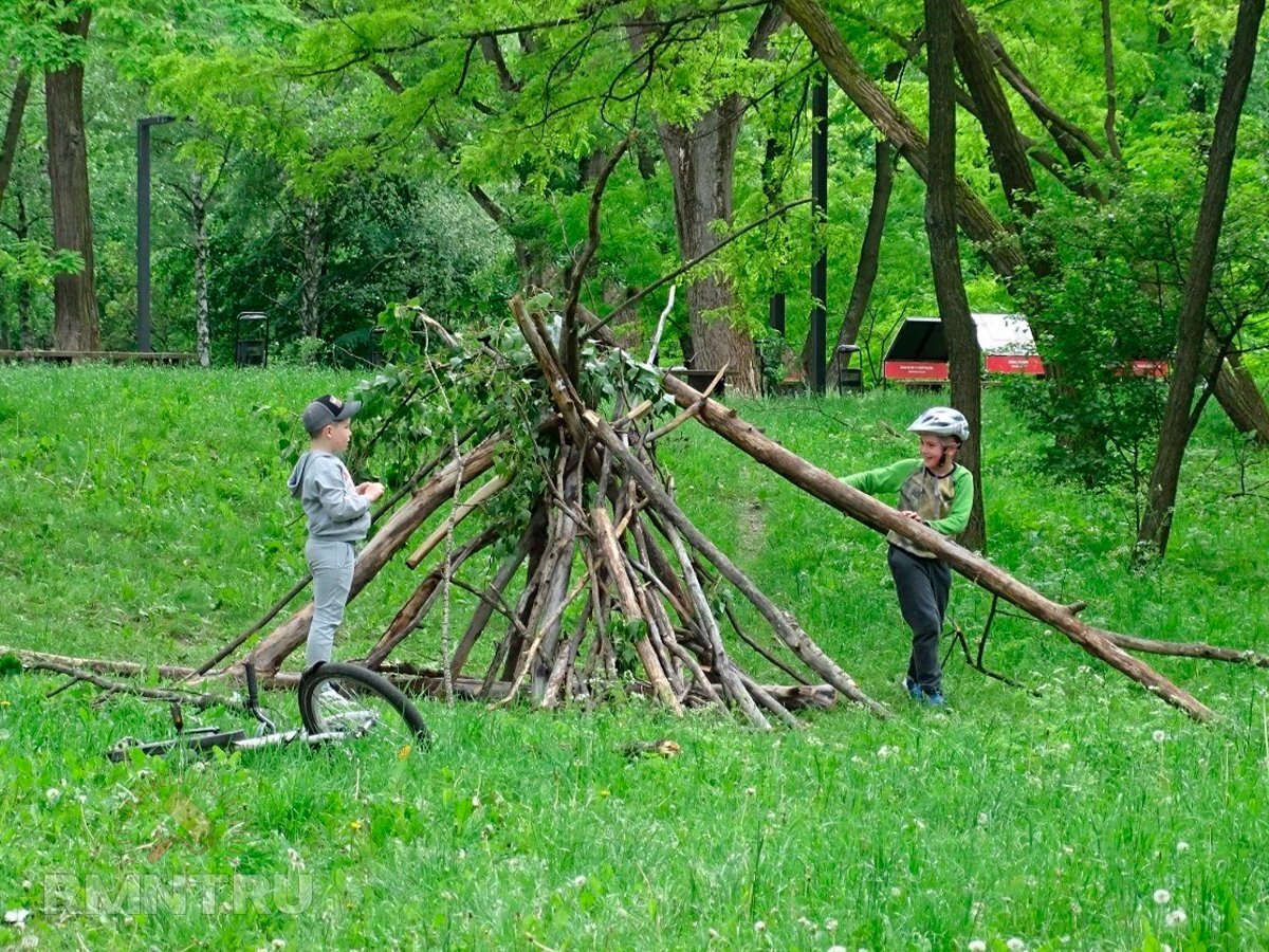 Вигвам из веток. Шалаш во дворе. Шалаш из веток для детей. Треугольная беседка. Укрытие в лесу.