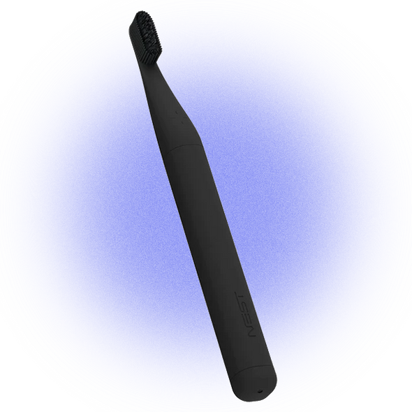 
купить$44,99Зубная щетка Manual Brush, NestЭта зубная щетка сама выдавливает зубную пасту. Ручка выполнена из  гипоаллергенного силикона, внутри контейнер для зубной пасты — размер рассчитан на то, чтобы хранить двухнедельный запас любой пасты (при условии, что зубы чистят два раза в день).      
 Срок годности щетки — четыре месяца, после докупается рефил, а вот ручка без срока годности.     
 Сама щетка имеет гибридную нейлоновую и силиконовую щетину, а в комплект входит дорожный футляр и магнитная подставка. После чистки зубов также можно использовать ультрафиолетовый стерилизатор для борьбы с бактериями на зубной щетке. Стерилизатор является съемным и может меняться с магнитной подставки на дорожный футляр.