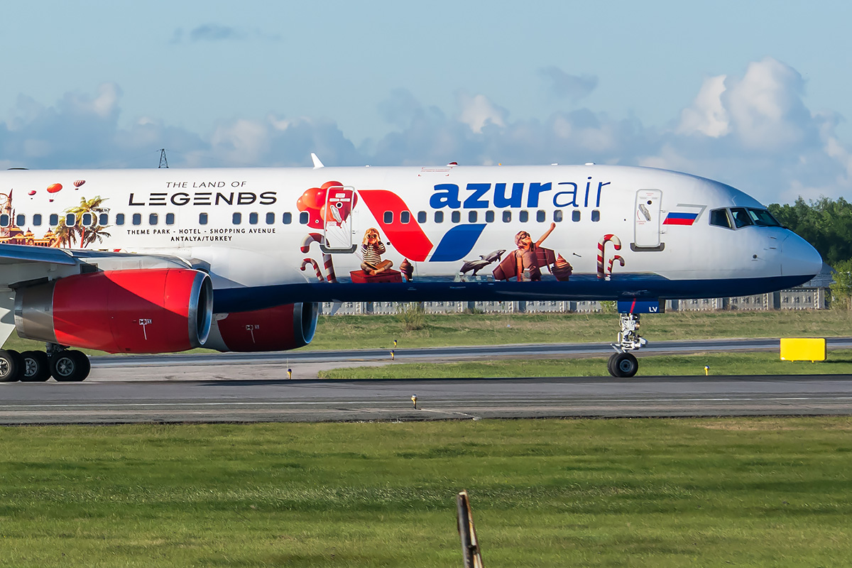 Рейс шри. Азур Эйр. Азур Эйр ливрея. Azur Air самолеты. Azur Air 869