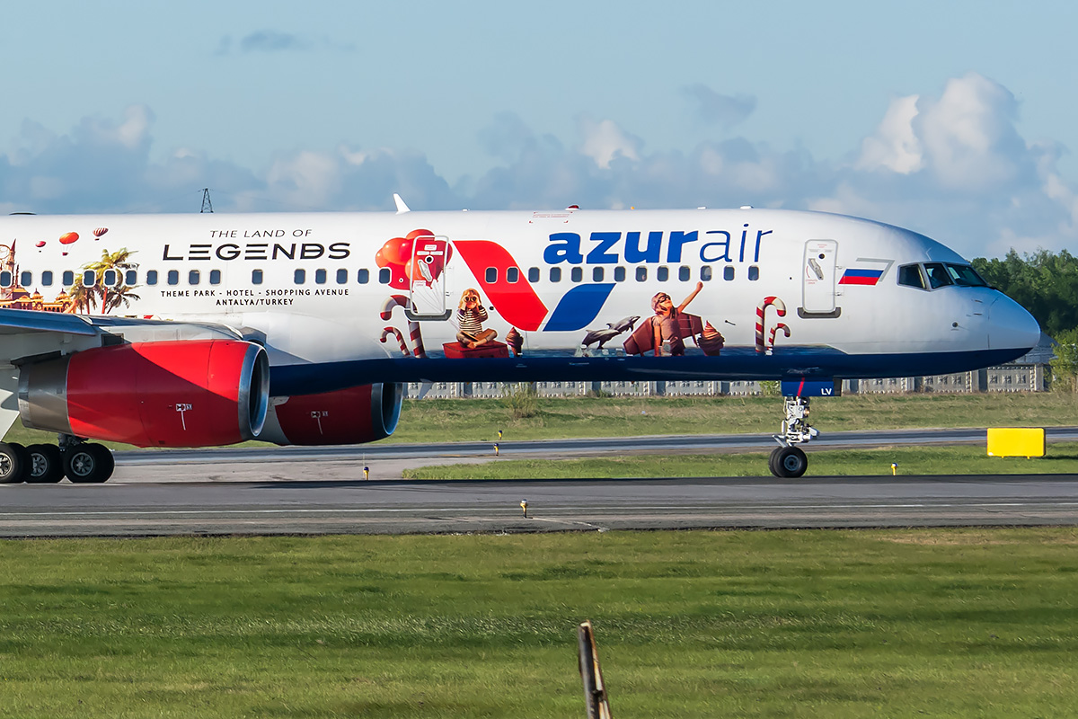 Рейс шри. Азур Эйр. Азур Эйр ливрея. Azur Air самолеты. Azur Air 869.