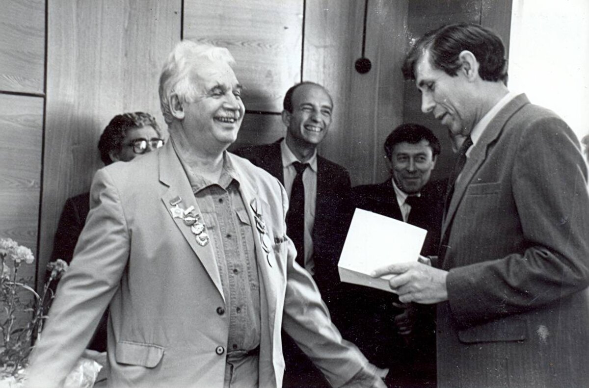 На первом плане слева направо: 1. Филиппов Юрий Константинович. 2. Патока Геннадий Григорьевич - заместитель главного инженера завода двигателей по подготовке производства. На втором плане второй слева Иванов … – заместитель главного технолога КАМАЗа.