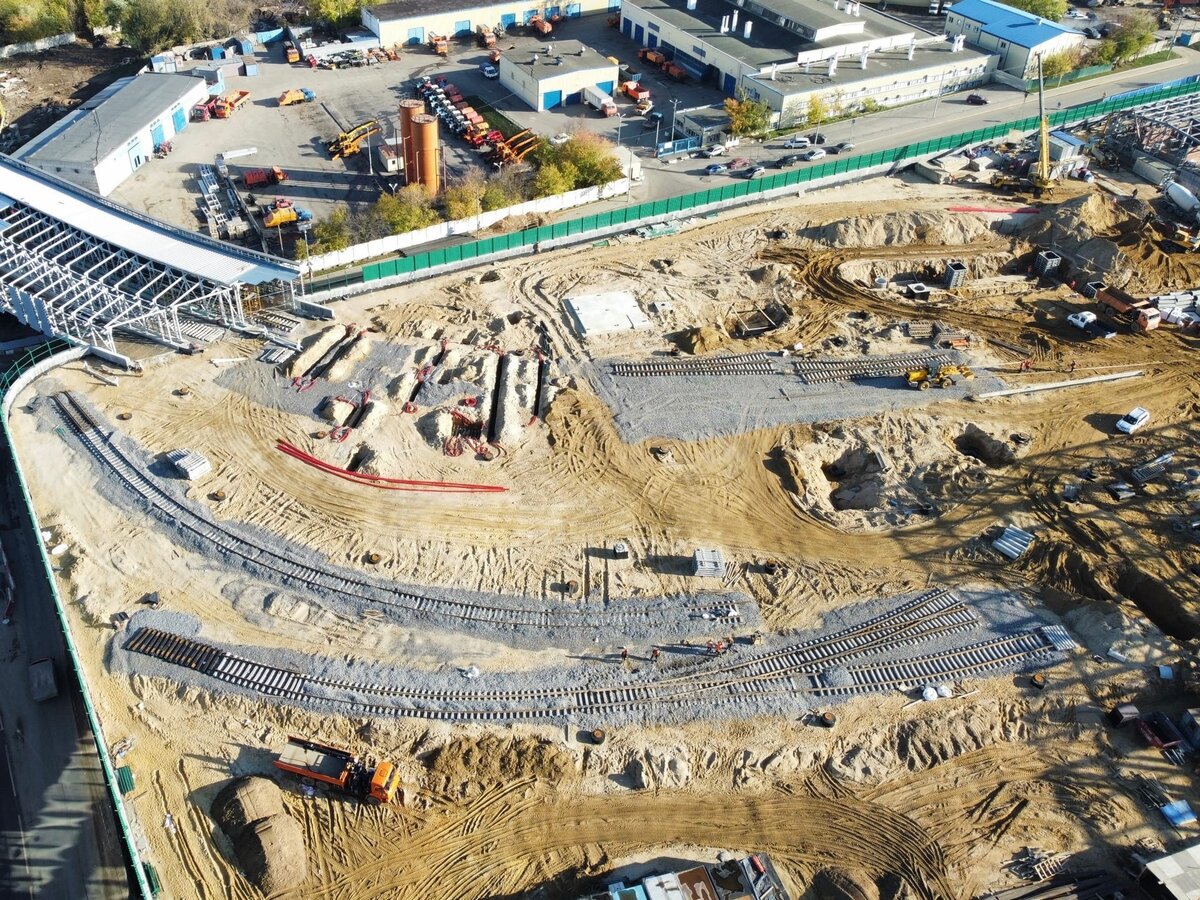 📷 2: Около начала эстакад соединительных ветвей ведётся укладка путей.