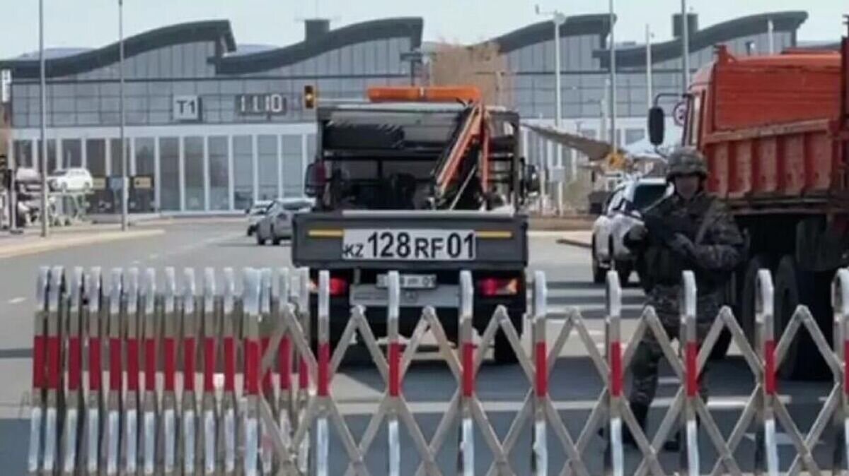    Бронетехника и отряд полиции дежурит у аэропорта Астаны. Кадр видео© Sputnik