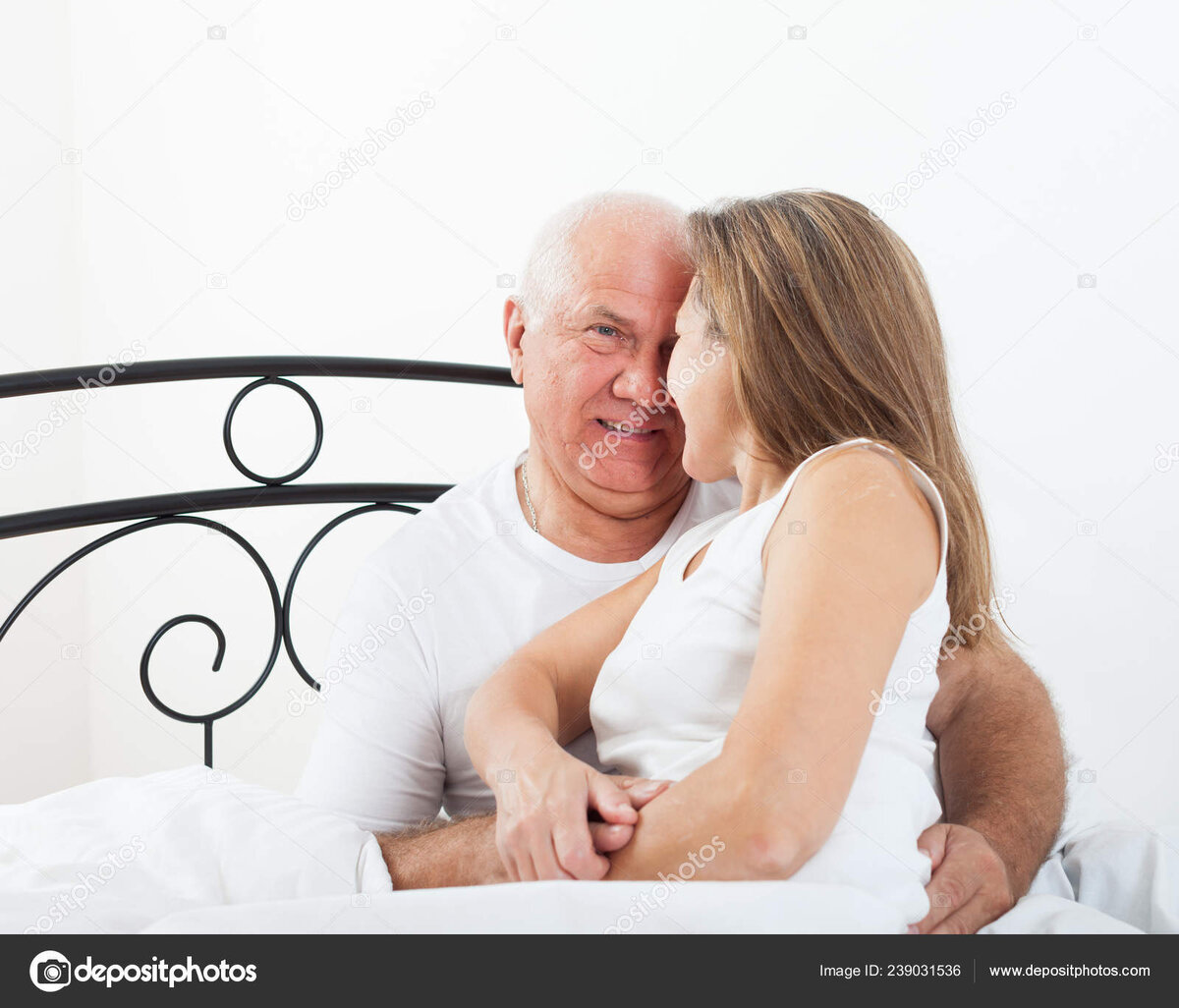 Старик и девушка в постели