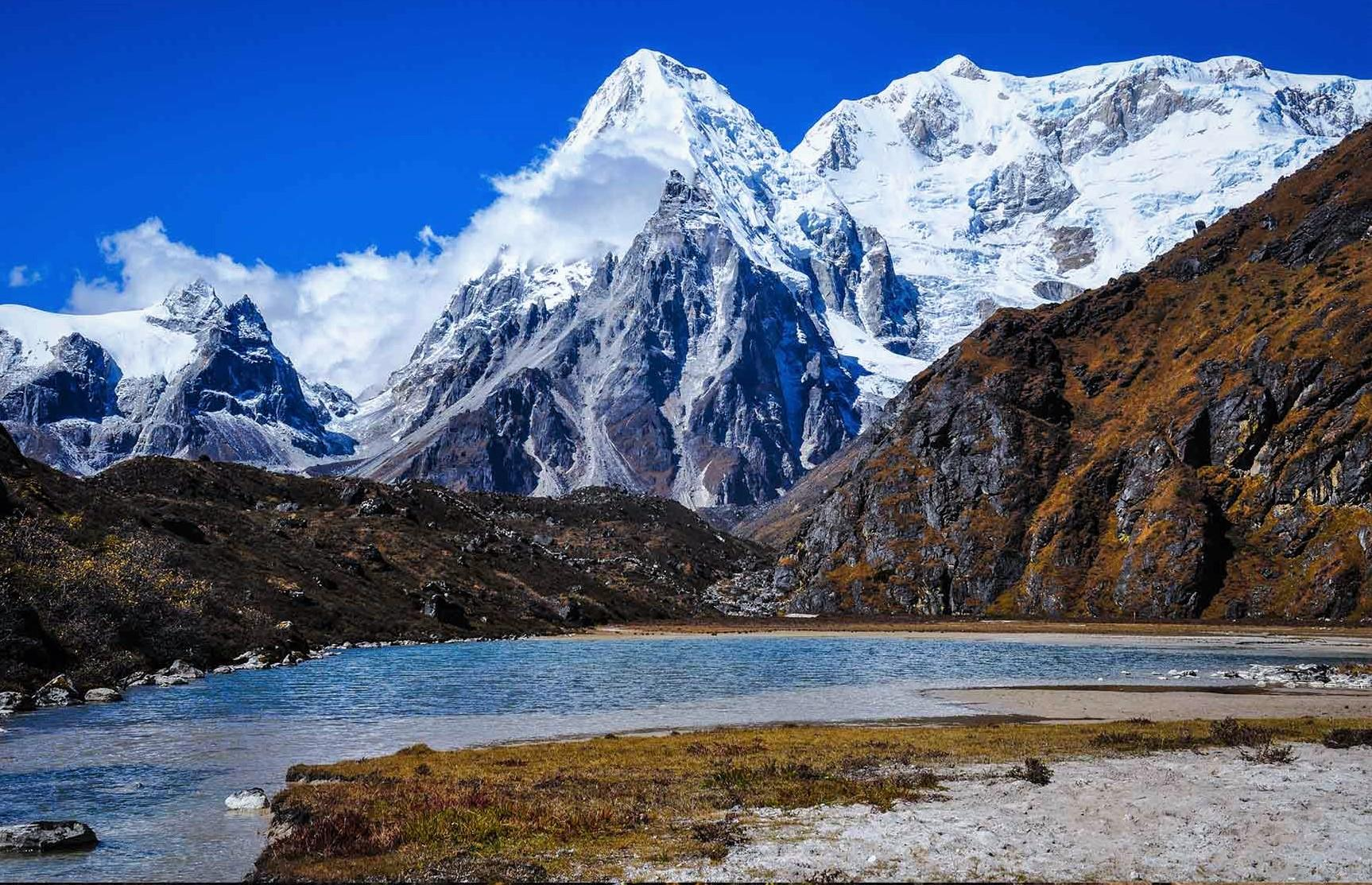 Высокие горы индии. Горы Гималаи гора Канченджанга. Канченджанга Гималаи Непал. Канченджанга Гималаи 8586 метров. Горный массив в Гималаях.