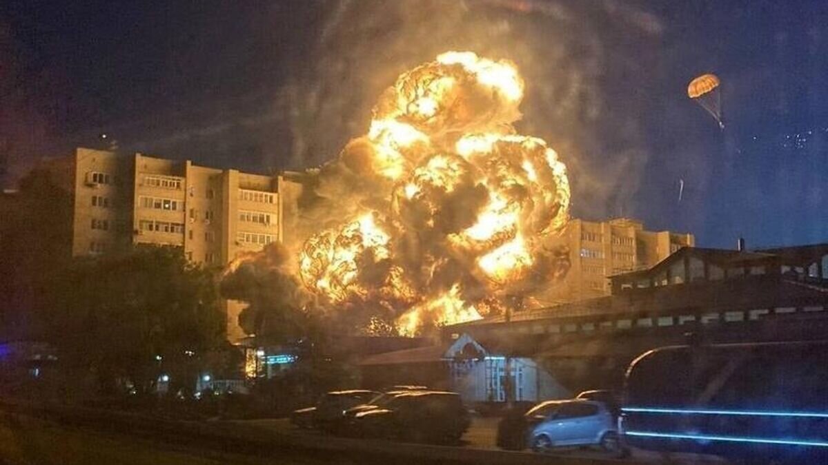    Самолет упал во дворе на Коммунистической улице Ейска© Фото очевидца