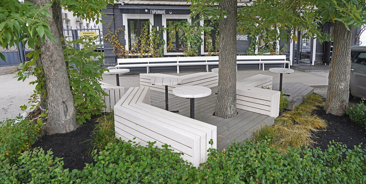 Оригинальная площадка перед кафе «Горожанин» в Екатеринбурге