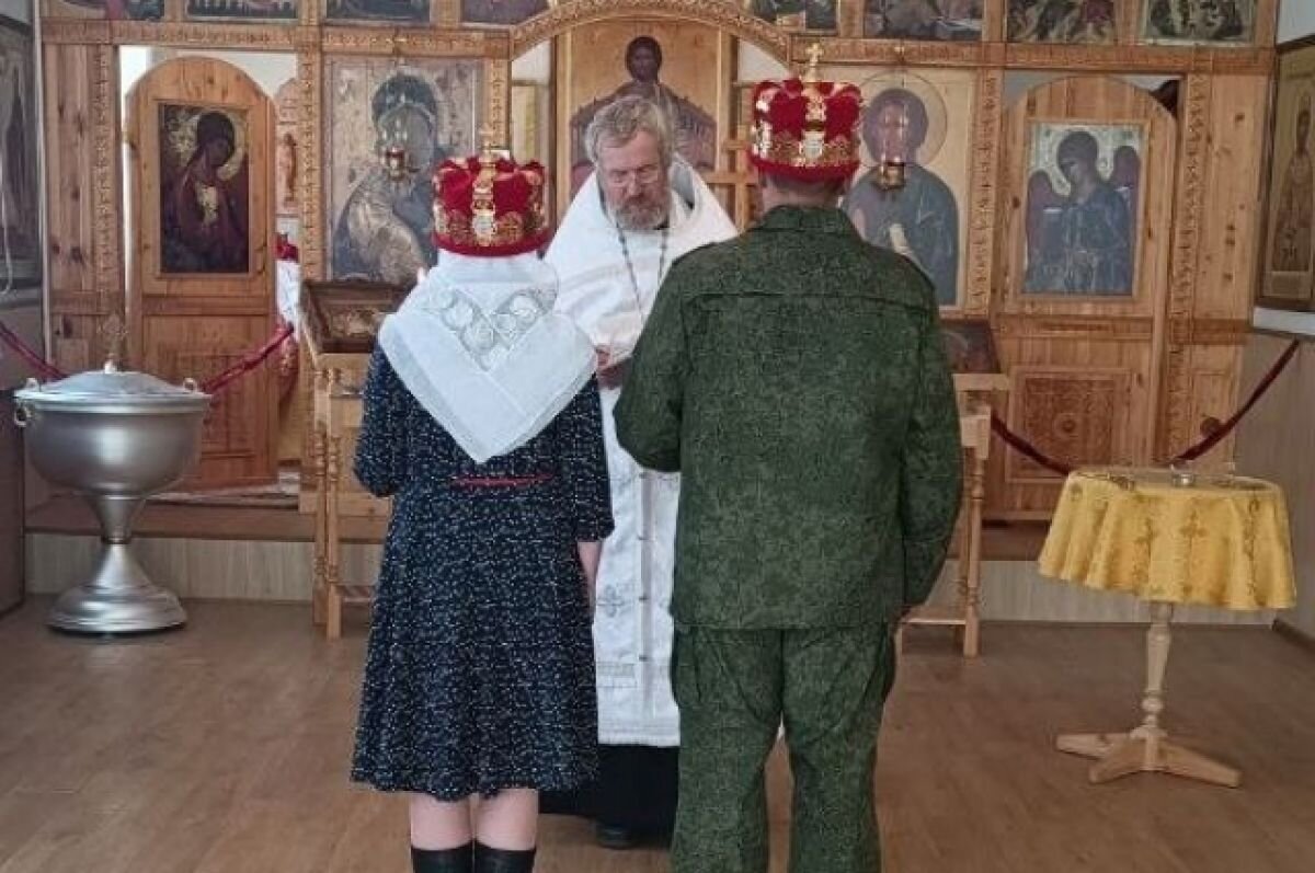    В Новосибирске священник обвенчал двоих мобилизованных с жёнами в НВВКУ