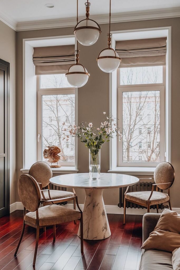 Перепланировка старого фонда. Элегантный классический интерьер квартиры с высокими потолками