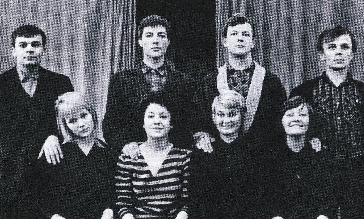 1963 год.
С однокурсниками ВГИКа - Евгением ЖАРИКОВЫМ, Валерием МАЛЫШЕВЫМ, Светланой ШВАЙКО, Татьяной ГАВРИЛОВОЙ, Ларисой ЛУЖИНОЙ
