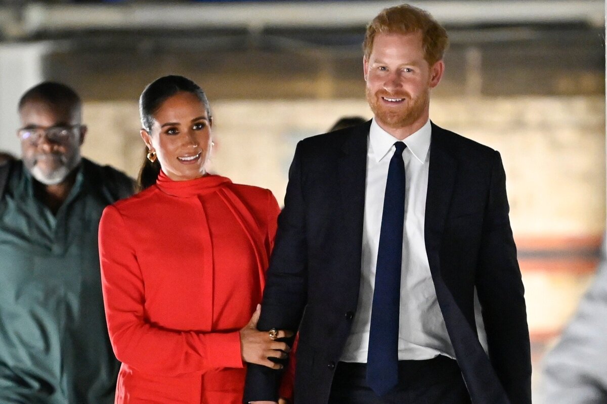     Королевский эксперт рассказал, почему Меган Маркл и принц Гарри стали затворниками — скрывает ли герцогиня третью беременность